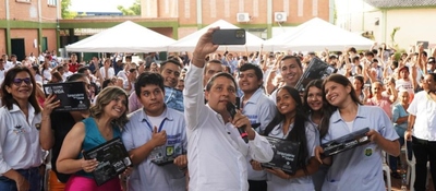 Fotos del Ministro TIC con beneficiarios de la inversión de MinTIC