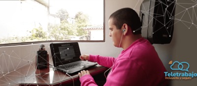 Foto de ciudadano frente a un computador