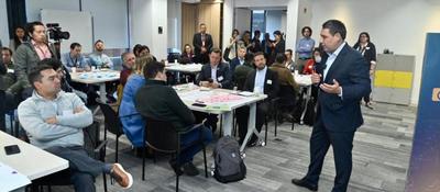 Foto del Ministro TIC con líderes de diferentes ecosistemas digitales