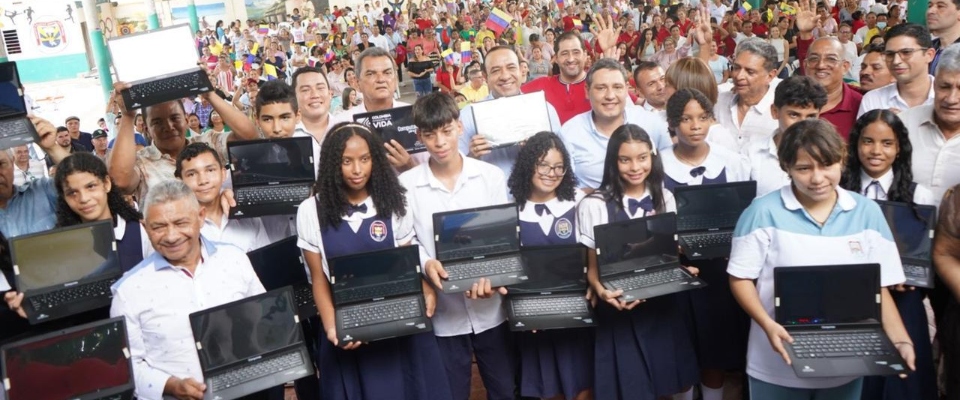 Foto del Ministro TIC Mauricio Lizcano junto a los beneficiarios de la inversión de herramientas tecnologicas en Cesar