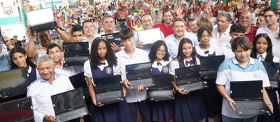 Foto del Ministro TIC Mauricio Lizcano junto a los beneficiarios de la inversión de herramientas tecnologicas en Cesar
