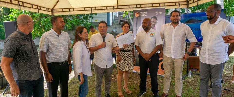 Foto del Ministro TIC Mauricio Lizcano junto a respresentantes de la comunidad raizal