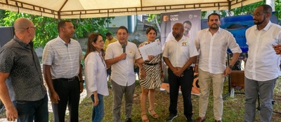 Foto del Ministro TIC Mauricio Lizcano junto a respresentantes de la comunidad raizal