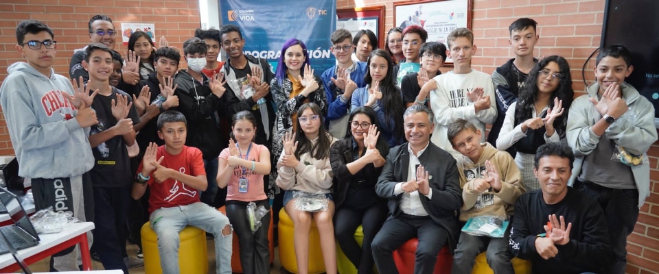 Foto de la Viceministra de Transformación Digital Carolina Bernal junto a estudiantes y participantes anunciando una alianza entre MinTIC y la organización Code.org