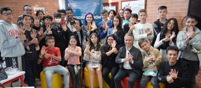 Foto de la Viceministra de Transformación Digital Carolina Bernal junto a estudiantes y participantes anunciando una alianza entre MinTIC y la organización Code.org