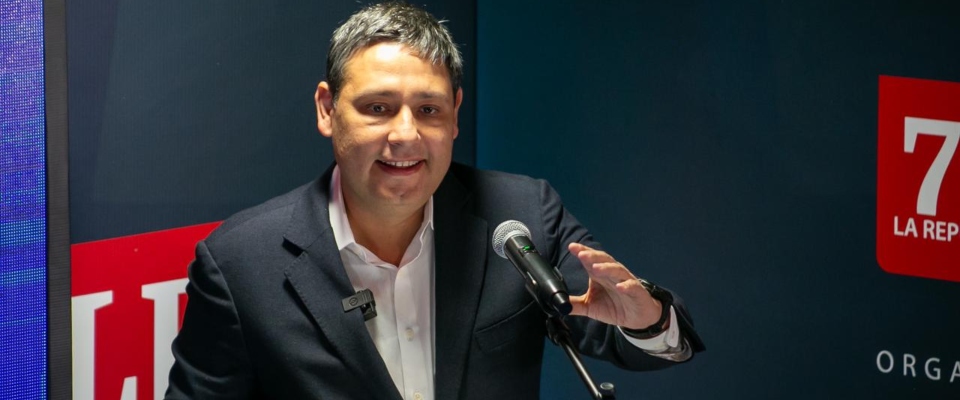 Foto del Ministro TIC Mauricio Lizcano hablando en un foro