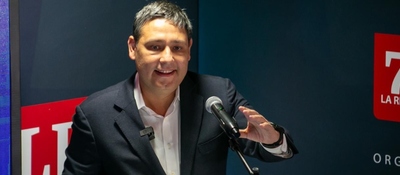 Foto del Ministro TIC Mauricio Lizcano hablando en un foro