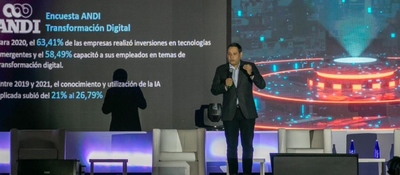 Foto del ministro Mauricio Lizcano en la V Cumbre de Inteligencia Artificial