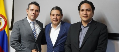 Foto de Ministro TIC junto a directivos de 4-72