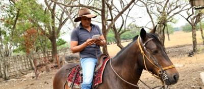 Foto de ciudadano usando un dispositivo móvil