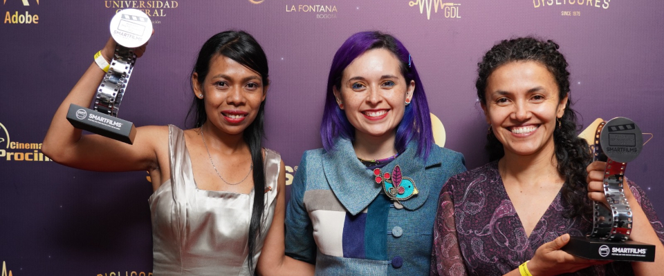 Foto de Viceministra de Transformación Digital Sindey Bernal junto a ganadoras del Festival Smartfilms 2023