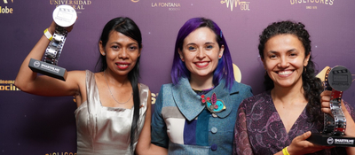 Foto de Viceministra de Transformación Digital Sindey Bernal junto a ganadoras del Festival Smartfilms 2023