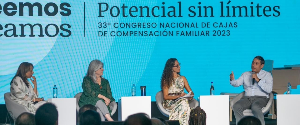 Foto Ministro TIC Mauricio Lizcano junto a participantes en la edición 33° del congreso de Asocajas ‘Potencial sin límites