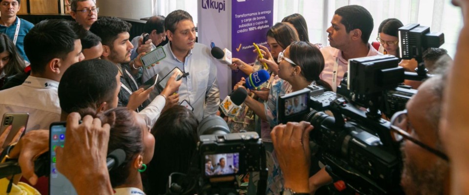 Foto del ministro TIC Mauricio Lizcano en rueda de prensa