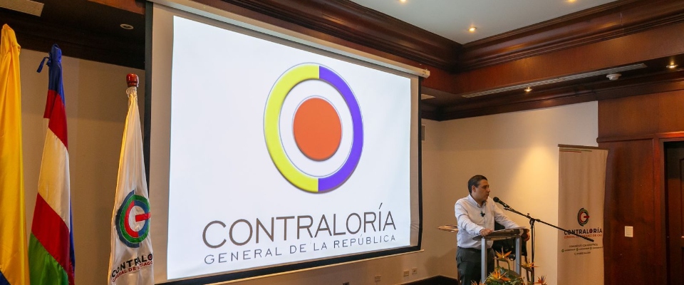 Foto del ministro TIC Mauricio Lizcano presentando en el Congreso de Contralores Territoriales