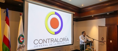 Foto del ministro TIC Mauricio Lizcano presentando en el Congreso de Contralores Territoriales