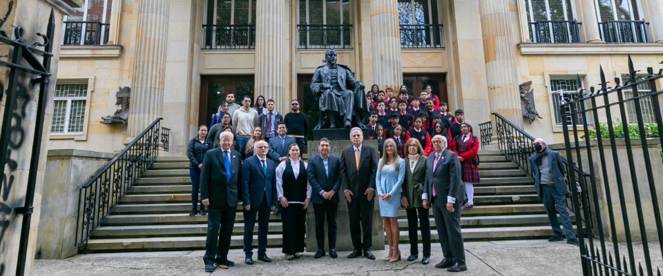 Foto de Ministro TIC con participantes de la cumbre Reflexiones sobre la Inteligencia Artificial