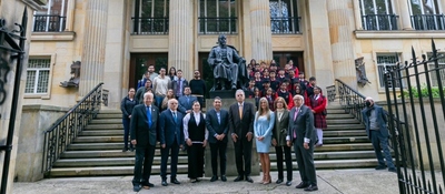 Foto de Ministro TIC con participantes de la cumbre Reflexiones sobre la Inteligencia Artificial