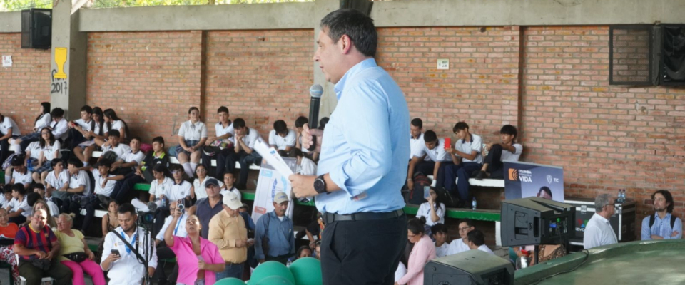 Foto de Ministro TIC con mujeres emprendedoras en evento en Huila