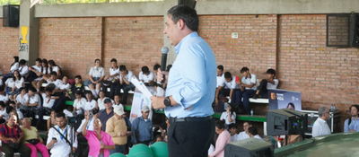 Foto de Ministro TIC con mujeres emprendedoras en evento en Huila