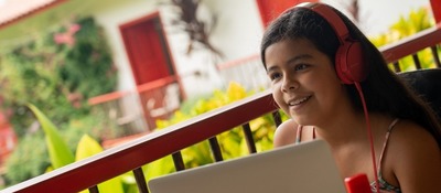 Foto de niña usando un computador