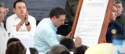 Foto de la firma del acuerdo durante la jornada “Gobierno Escucha” en Tumaco, Nariño