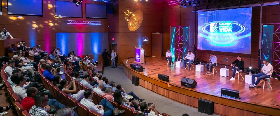 Foto del ministro en presentación del foro