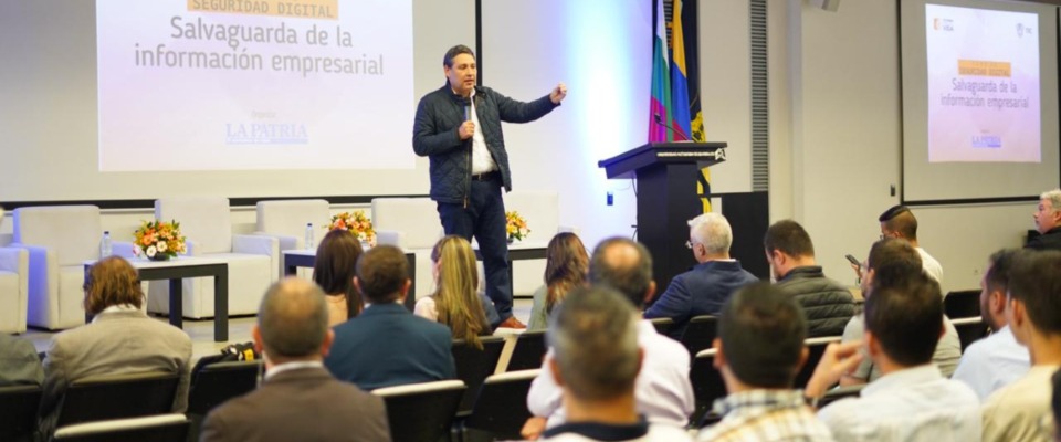 Foto del ministro TIC Mauricio Lizcano dando una charla