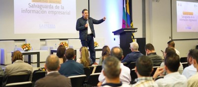 Foto del ministro TIC Mauricio Lizcano dando una charla