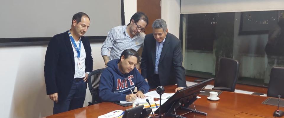 Foto del ministro TIC Mauricio Lizcano firmando la Resolución 3947 de 2023