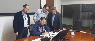 Foto del ministro TIC Mauricio Lizcano firmando la Resolución 3947 de 2023