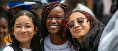 Foto de 3 mujeres jóvenes sonriendo