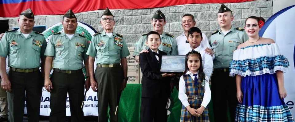 Foto del Ministro TIC (e) Gabriel Jurado haciendo entrega de computadores a jóvenes en el Colegio Nuestra Señora de Fátima, en la ciudad de Cal