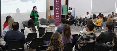 Foto viceministra de Transformación Digital Sindey Carolina Bernal dando una charla a cerca de "SandBox"