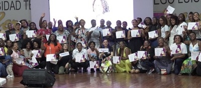 Foto de la viceministra de Transformación Digital Sindey Carolina Bernal junto a mujeres de Quibdo