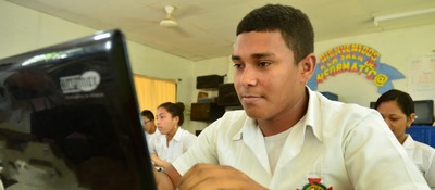 Foto de un joven observando un computador