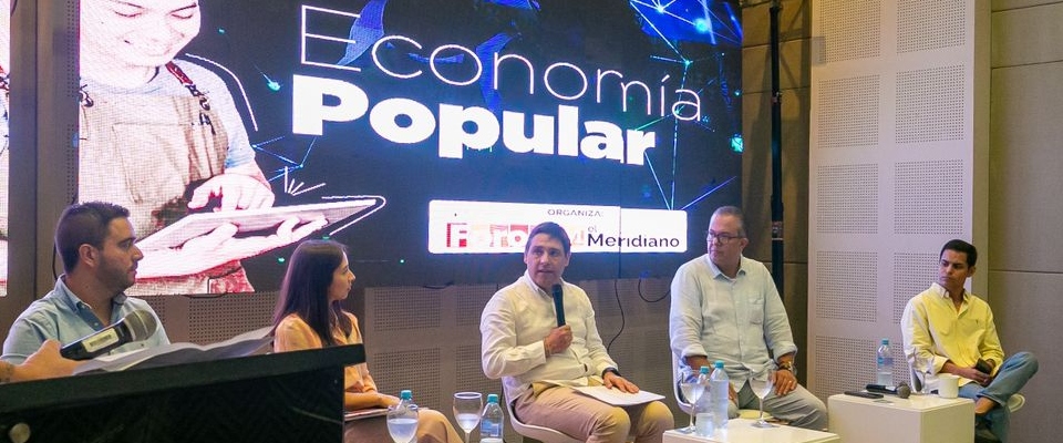 Foto del ministro TIC Mauricio Lizcano dando una charla en el Foro ‘Economía Popular’