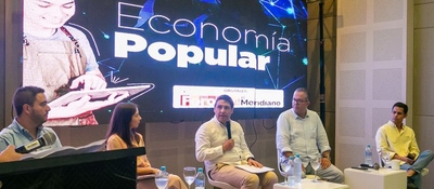 Foto del ministro TIC Mauricio Lizcano dando una charla en el Foro ‘Economía Popular’