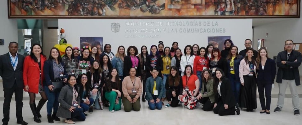 Foto de la Viceministra de Transformación Digital Sindey Carolina Bernal Villamarín junto a las 33 finalistas latinas