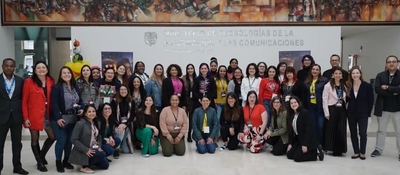 Foto de la Viceministra de Transformación Digital Sindey Carolina Bernal Villamarín junto a las 33 finalistas latinas