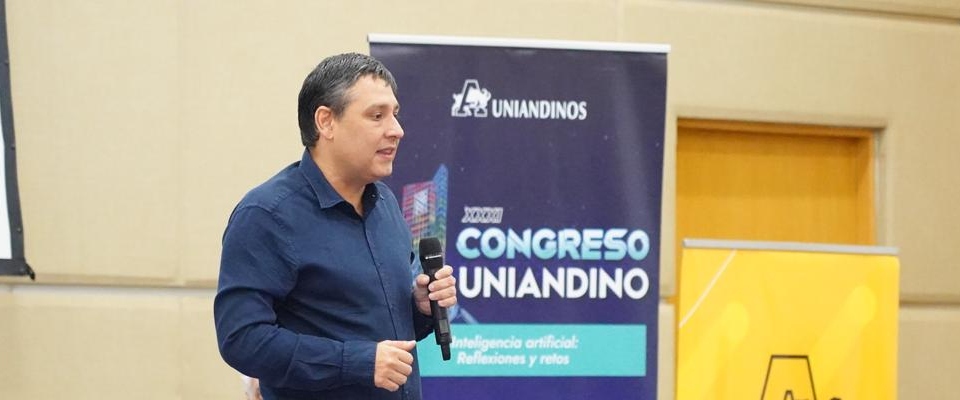 Fotografía del ministro Mauricio Lizcanon el marco del XXXI Congreso Uniandino Inteligencia Artificial: reflexiones y retos