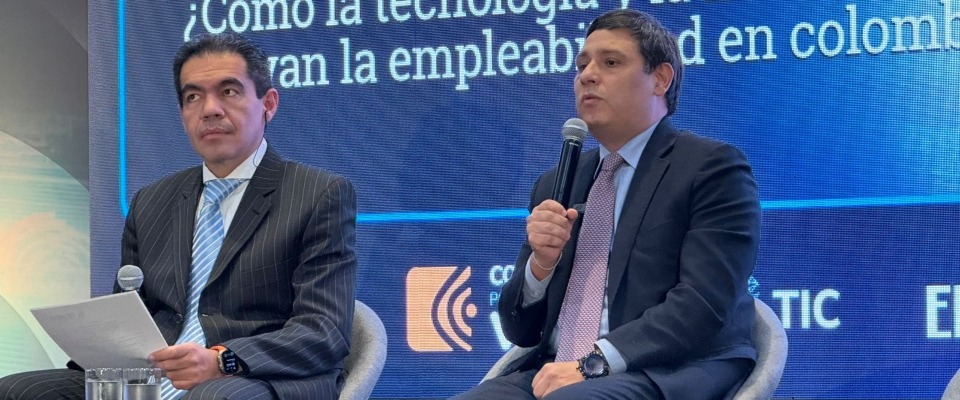 Foto del Ministro TIC Mauricio Lizcano dando una charla