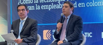 Foto del Ministro TIC Mauricio Lizcano dando una charla