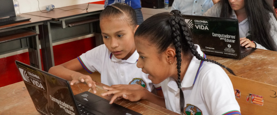 foto de dos estudiantes observando un computador