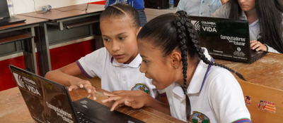 foto de dos estudiantes observando un computador