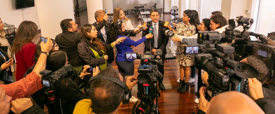 Foto del Ministro TIC Mauricio Lizcano rodeado de prensa