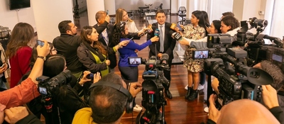 Foto del Ministro TIC Mauricio Lizcano rodeado de prensa