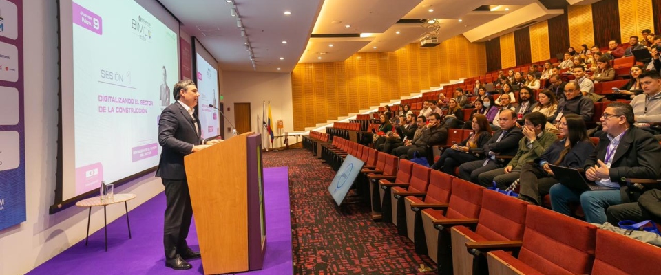 Foto del Ministro TIC Mauricio Lizcano dando una charla en un seminario