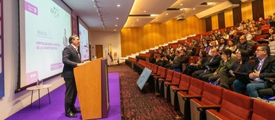 Foto del Ministro TIC Mauricio Lizcano dando una charla en un seminario