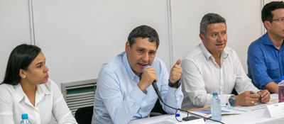 Foto del Ministro TIC Mauricio Lizcano junto a exponentes en una presentación para 'hogares de La Guajira con fibra óptica'